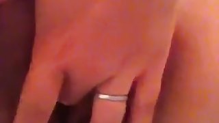 Petite Salope qui se doigte la chatte dans les chiottes du lycée