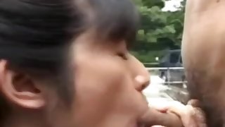 mi suchiava il giaponesse in publico al nel parco mentere passano le macchi