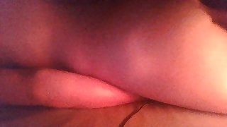 Mise de CAPOTE et MASTURBATION contre un lit.