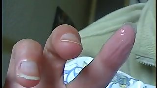 Deborah is sucking her finger and biting her nail suce et ronge ongle