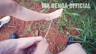 Mijando no pé da novinha gostosa / Pissing on the teen feet - MR BENGA