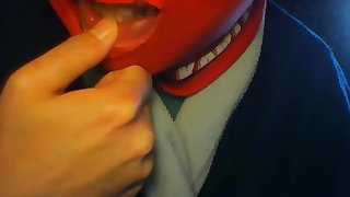 Fille fétichiste des mains livecam 06/05/17 suce son pouce ronge son ongle