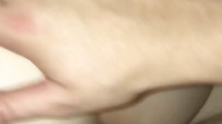 je lui crache sur le cul elle aime cette pute