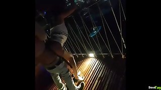 Il me baise sur un pont à Lyon