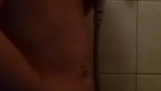 ragazzino si masturba sotto la doccia