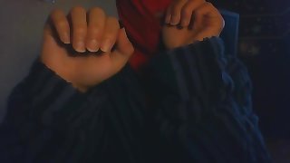 Fille prend plaisir à se ronger les ongles et sucer ses doigts