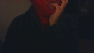 Fille se ronge entièrement un ongle long et lèche doigts sucking licking