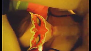 Lei con la mascherina in una pompa succulenta