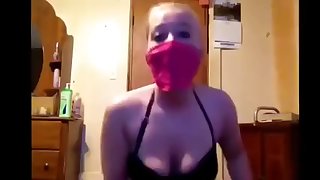 Bandana masked twerker