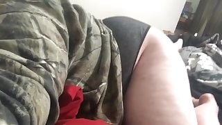 Young chubby girl twerking