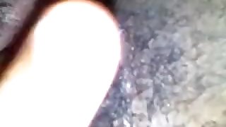 elle caresse sa chatte poilue