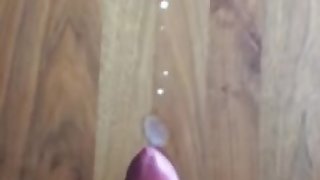 дрочит член и заливает спермой пол5