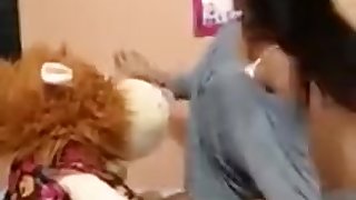 Andrea jugando con su peluchito