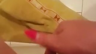 Sbirciatina sul cellulare della vicina