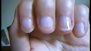 Je suce mon doigt puis me ronge l'ongle et suce mon pouce hand fetish