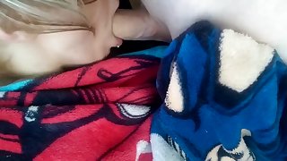 Дeвушка делает минет за гаражами