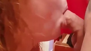 jeune française rousse suce la bite de son mec