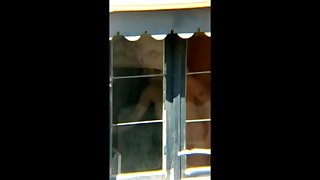 La mia vicina di casa nuda alla finestra