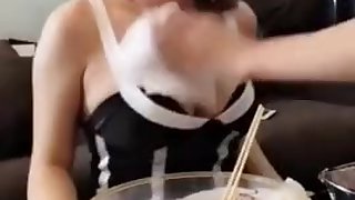 3小俩口吃着吃着就开始搞起来了