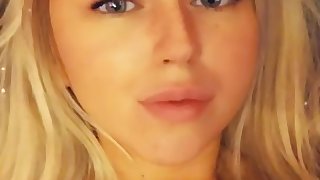 Savannah Wallace teen loves herself on snapchat