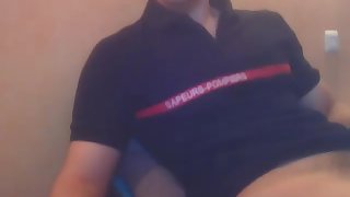 Hugo, autre pompier réel de 23ans se tape une queue pour se faire du bien