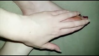 LATINA SHOWING HER SEXY FEET