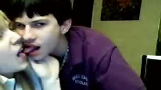 Девушка без палева сосет брату в комнате1