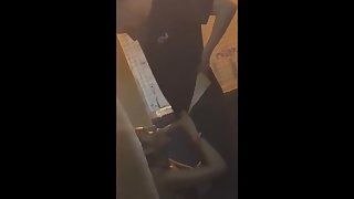 Elle lui fait une pipe en cachette en sortie de boite