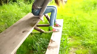 Attraktives Mädchen pisst auf Pickniktisch 15855